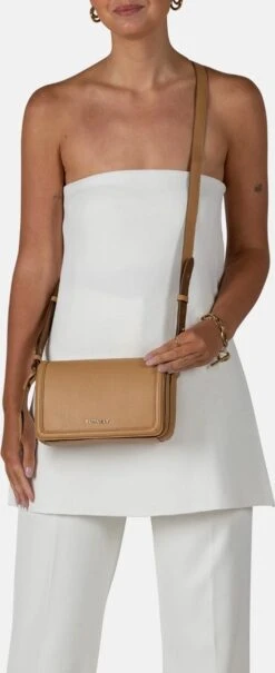 Burkely Beloved Bailey Dames Crossbody Tas - Licht Cognac -Burkely 490x1200